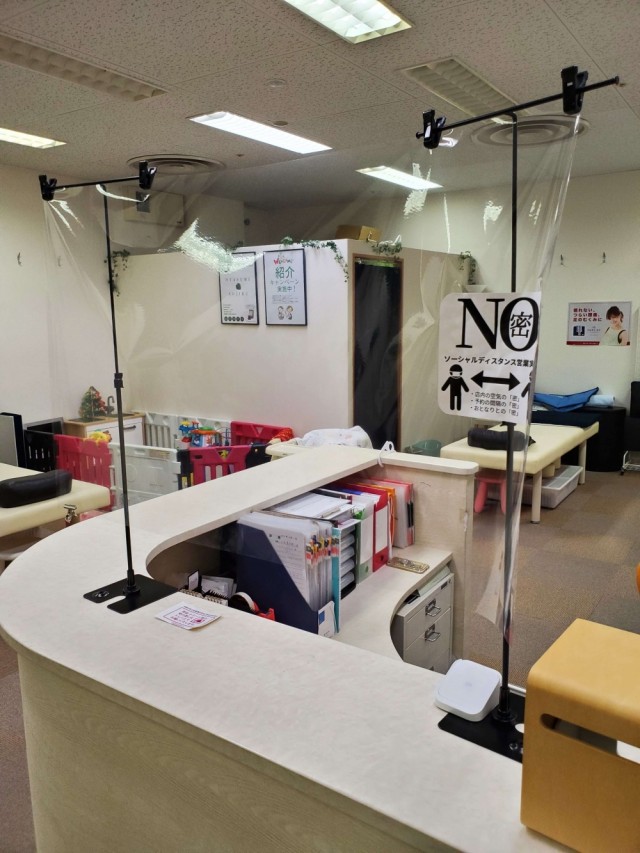 受付に飛沫防止シールド設置